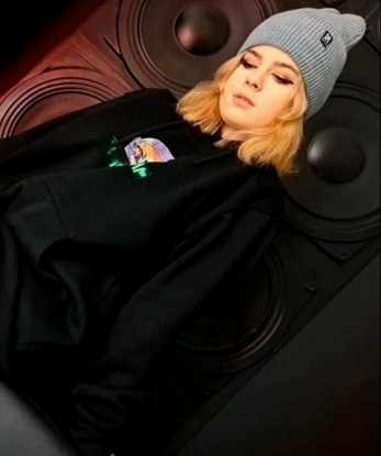 Соблазнительная и раскованная леди готова подарить тебе незабываемые моменты страсти и удовольствия. Приглашаю в гости состоятельного мужчину для ярких встреч и приятного времяпровождения. Ты непременно останешься доволен! 427, 20 лет