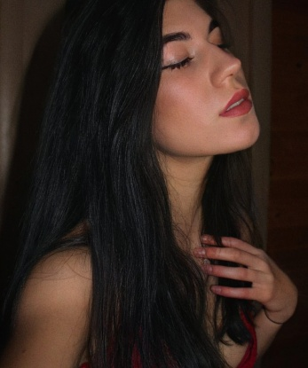 Живу в Москве и готова подарить тебе незабываемые моменты. Возможности у меня безграничные: от классического секса до экспериментов в постели. С жаркими поцелуями я умею вышибить дыхание из твоего тела. Оставлю на тебе след; обещаю, ты ни о чем не пожалеешь. Привлекательна и опытна, создана для наслаждения. Фото мои, отзывы тамже. Жду встречи и обещаю, ты останешься доволен.💋 2222, 22 года